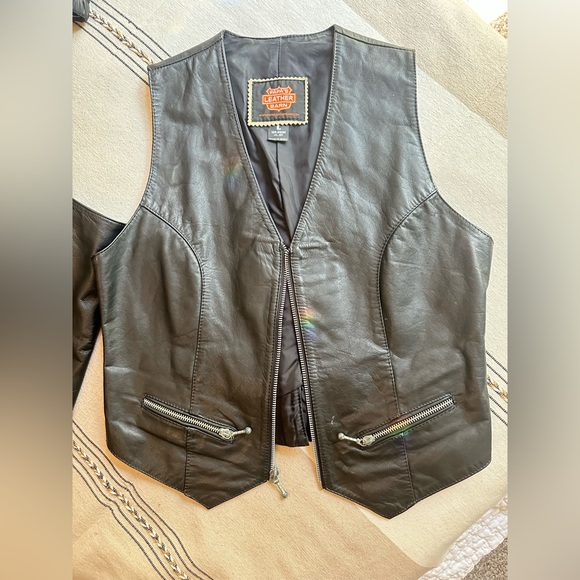 Harley-Davidson ladies leather chaps and leather biker vest - Picture 4 of 5